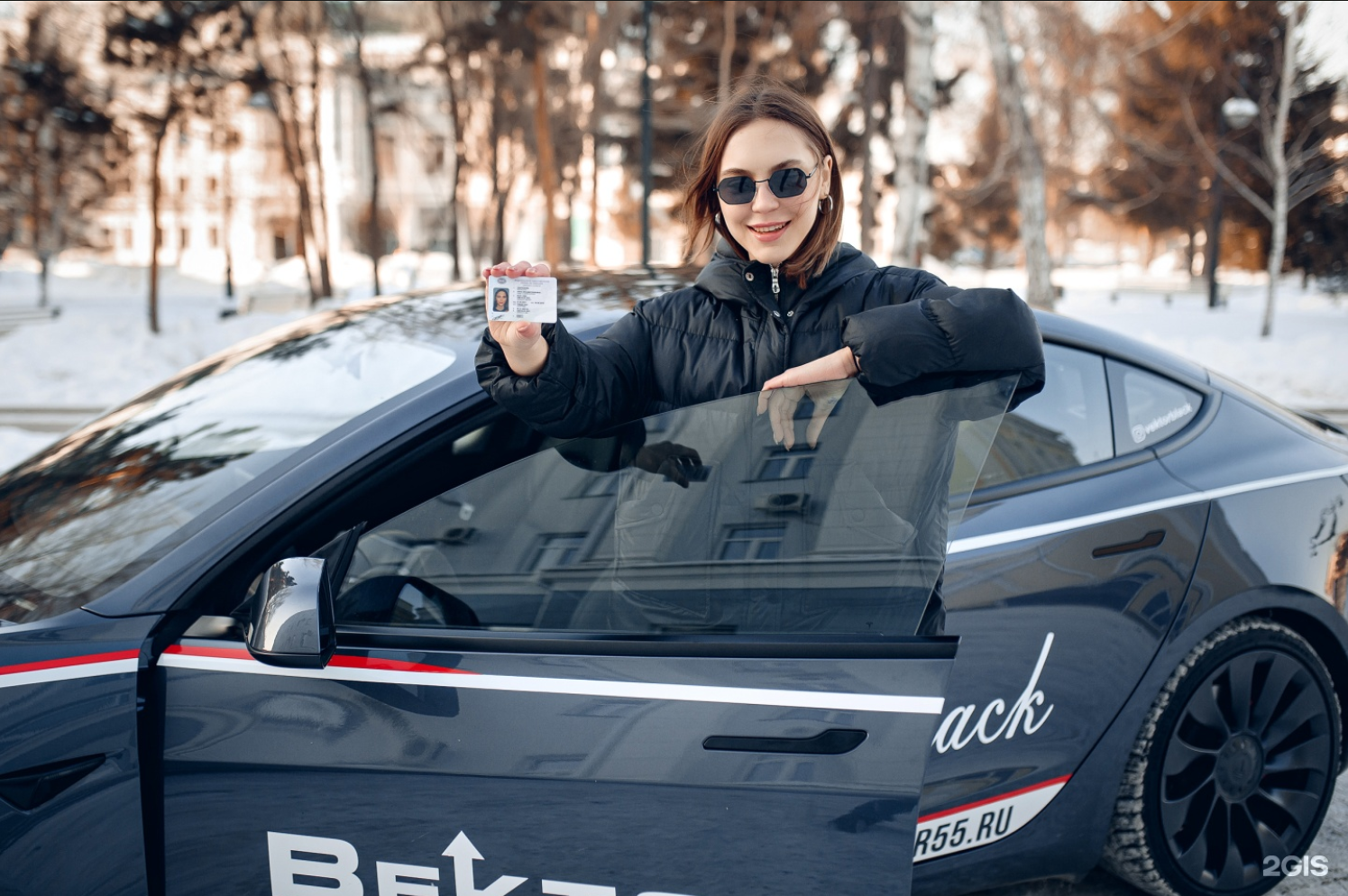 Выпускница автошколы Вектор с водительским удостоверением